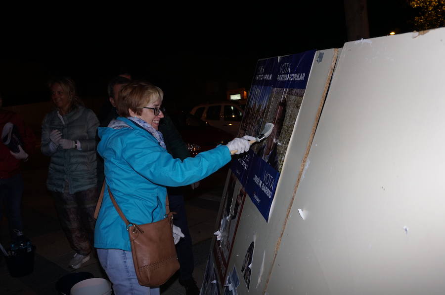 Fotos: Pegada de carteles e inicio de la campaña de las elecciones municipales en Arroyo de la Encomienda