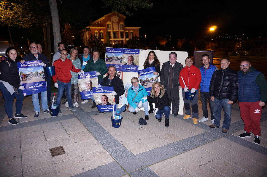 Fotos: Pegada de carteles e inicio de la campaña de las elecciones municipales en Arroyo de la Encomienda