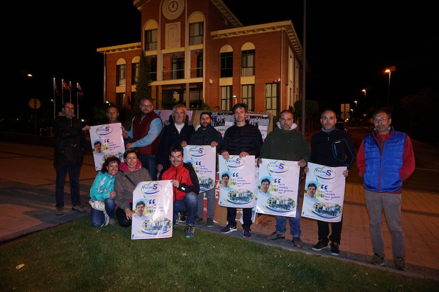 Fotos: Pegada de carteles e inicio de la campaña de las elecciones municipales en Arroyo de la Encomienda