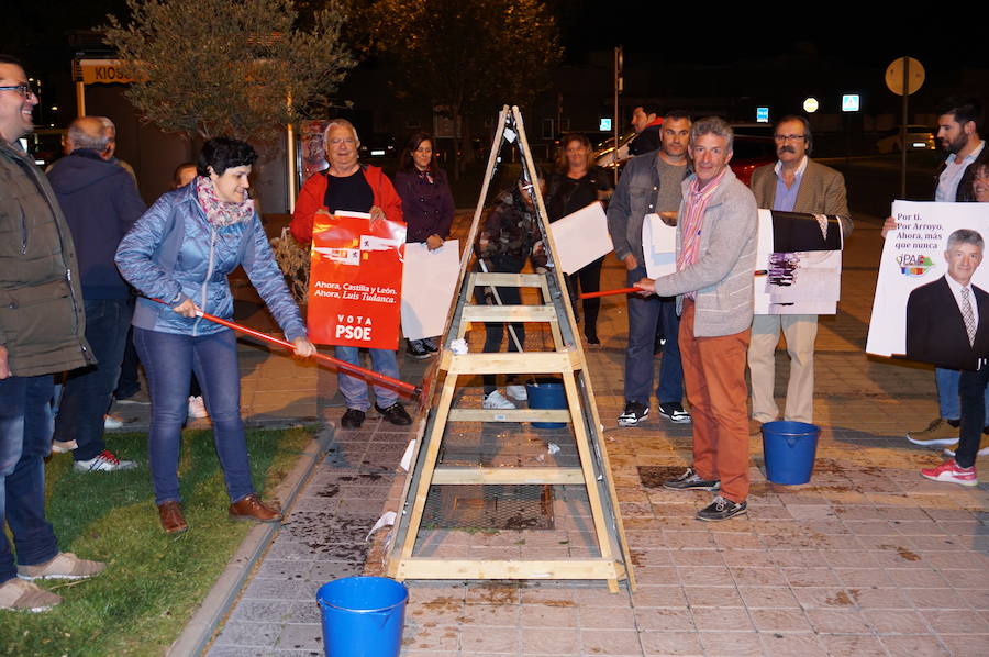 Fotos: Pegada de carteles e inicio de la campaña de las elecciones municipales en Arroyo de la Encomienda