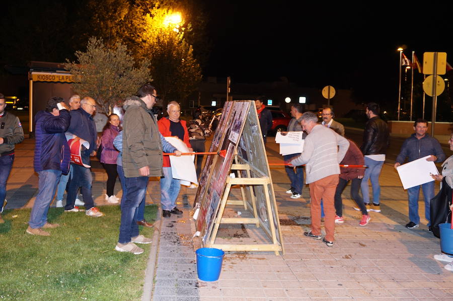 Fotos: Pegada de carteles e inicio de la campaña de las elecciones municipales en Arroyo de la Encomienda