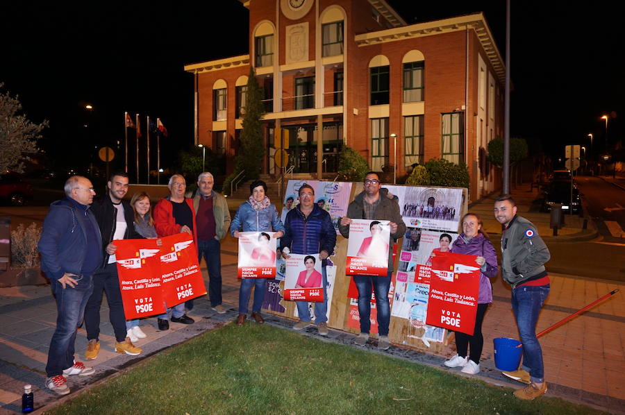 Fotos: Pegada de carteles e inicio de la campaña de las elecciones municipales en Arroyo de la Encomienda