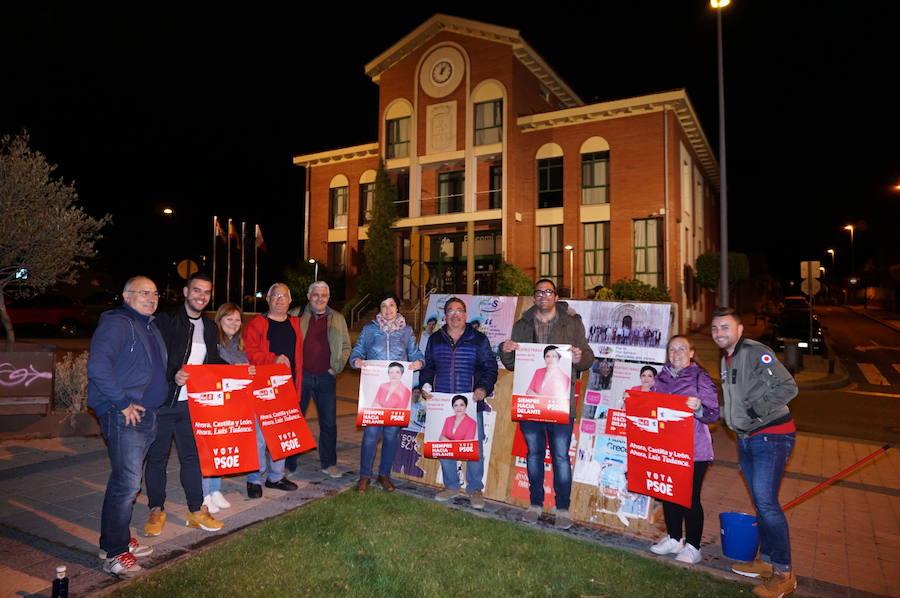 Fotos: Pegada de carteles e inicio de la campaña de las elecciones municipales en Arroyo de la Encomienda