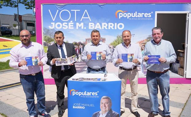 José Manuel Barrio, con cuatro integrantes de su candidatura, en la caseta instalada en la Plaza de España de La Flecha. 