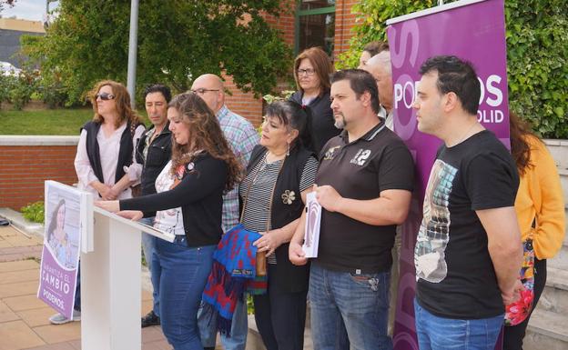Gloria Vázquez en la presentación junto con varios integrantes de la candidatura de Arroyo. 