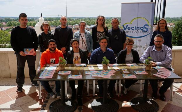 Antonio Olmo con parte de la candidatura de Vecinos por Arroyo. 