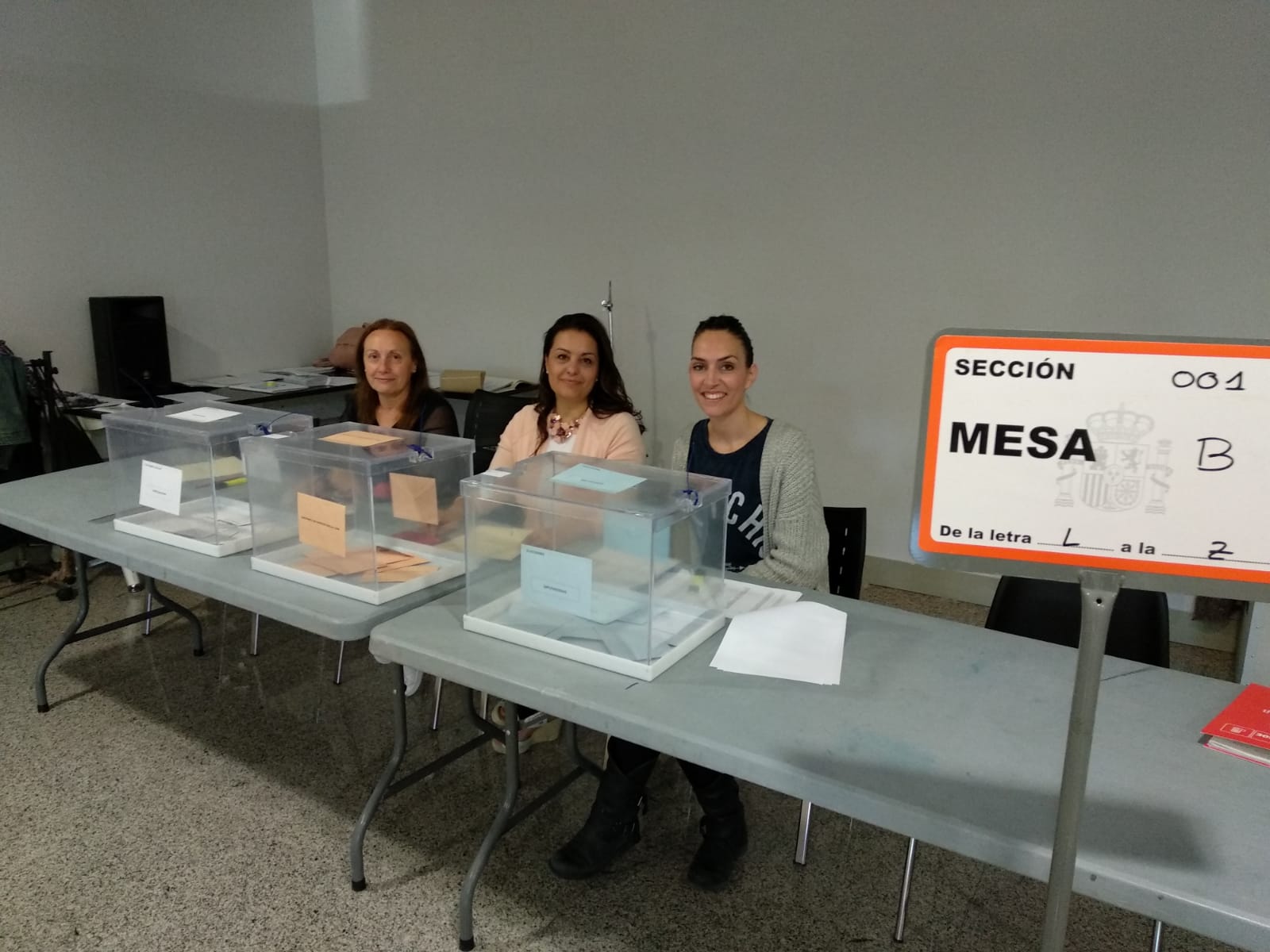 Componentes de la mesa electoral constituida en el Edificio Etnográfico de Arroyo núcleo. 