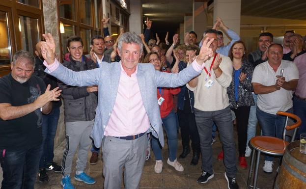 Sarbelio Fernández se mostró exultante la noche electoral tras conocer el triunfo de IPAE. 