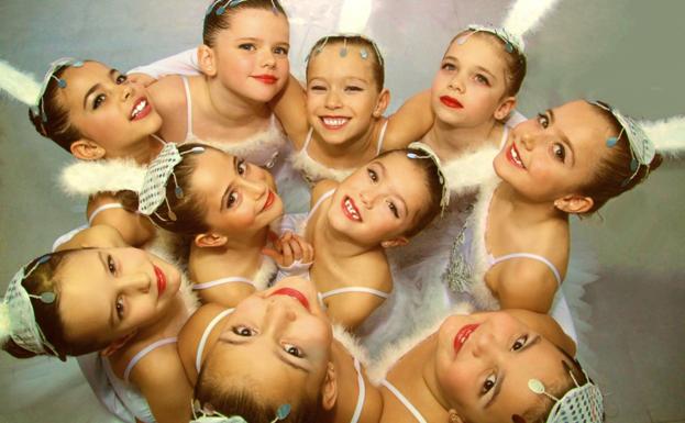 Grupo de niñas de Danza de la Escuela Municipal de Arroyo. 