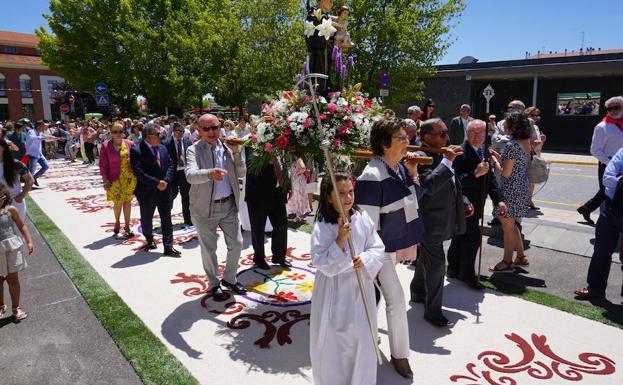 San Antonio de Padua a su paso a hombros sobre la alfombra. 