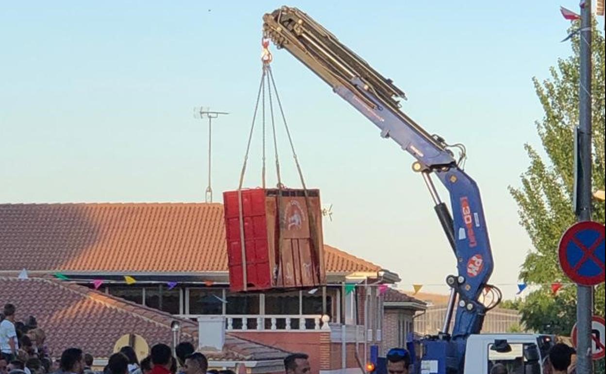 Finalmente la empresa Tauro Tormes logró trasnportar al toro de más de 600 kilos en un cajón hasta el inicio del encierro. 