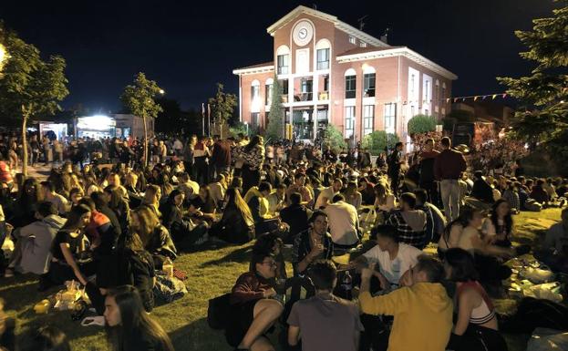 Zonas verdes de la Plaza de España repletas de jóvenes haciendo botellón en el 'Flechazo' del sábado a primera hora de la noche. 