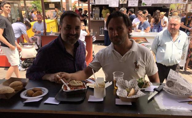 Javier Gallo, de la Cámara de Comercio, y Eduardo Paredes ejercieron de jurado de los once pinchos presentados a concurso. 