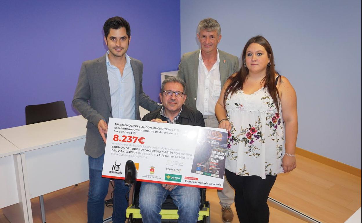 Instante de entrega del cheque por importe de más de 8.000 euros. 