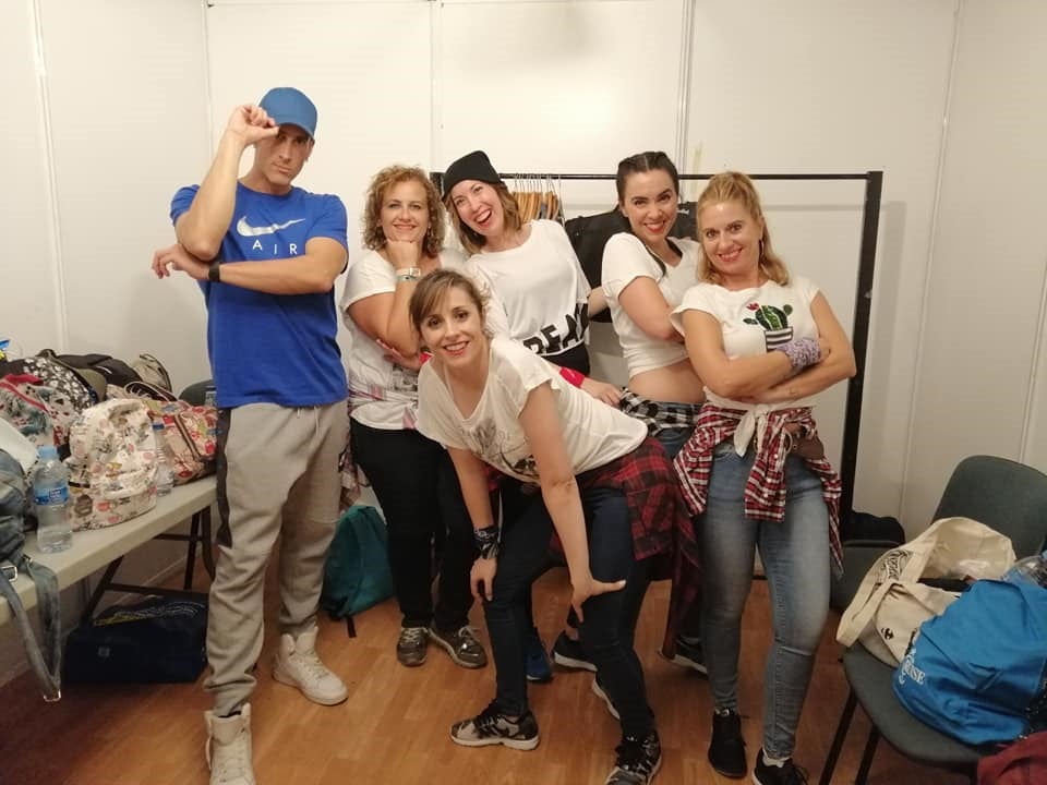 Grupo de adultos de danza. 