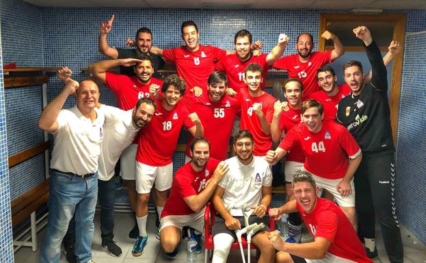 Celebración en el vestuario tras cosechar la primera victoria de la temporada en el debut. 