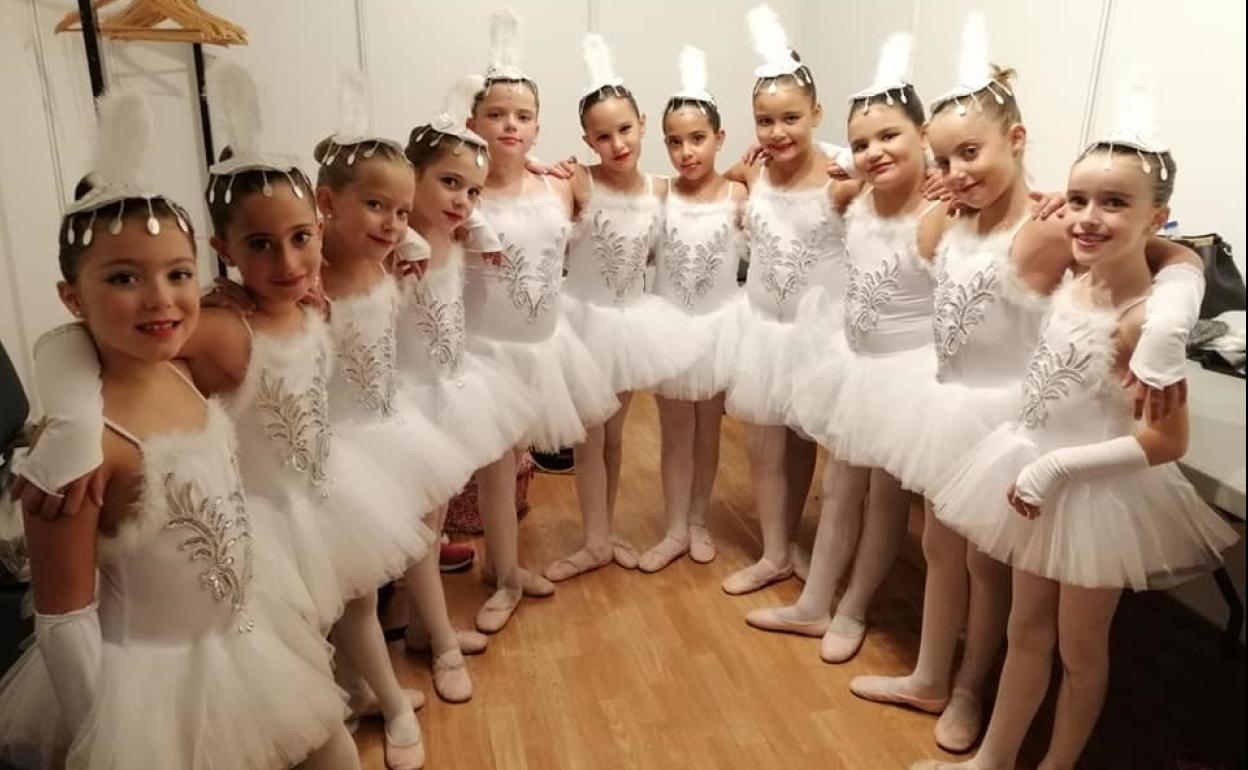 Grupo de niñas de la Escuela de Danza de Arroyo. 