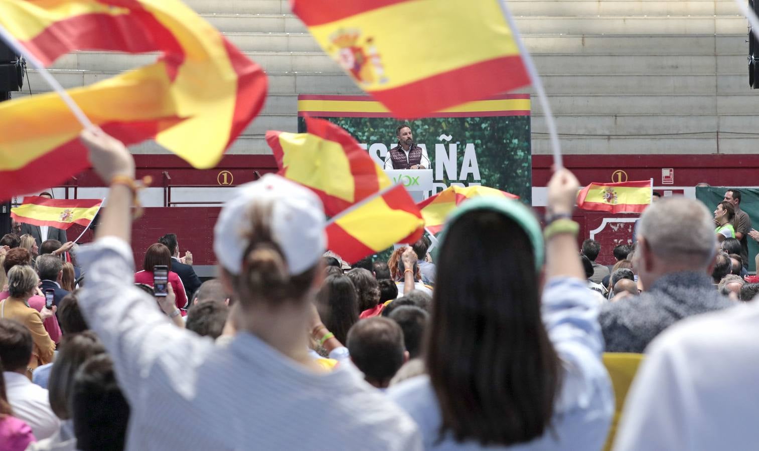 Unos 1.500 afines se dieron cita en la plaza de toros cubierta de la localidad que cantaron 'El novio de la muerte' antes de hacer acto de presencia Abascal y que escucharon en pie y en absoluto silencio el himno de España al término del acto