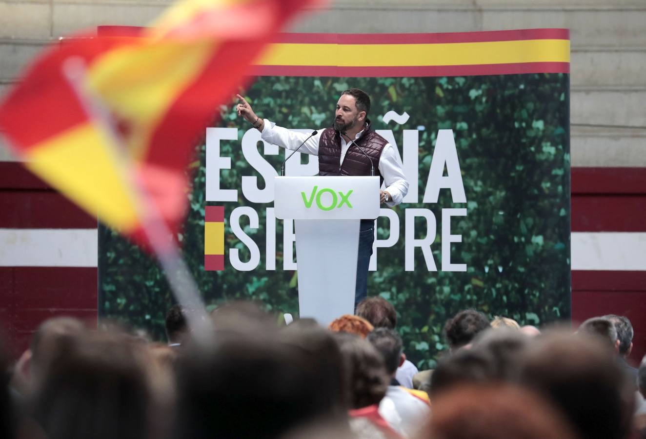 Unos 1.500 afines se dieron cita en la plaza de toros cubierta de la localidad que cantaron 'El novio de la muerte' antes de hacer acto de presencia Abascal y que escucharon en pie y en absoluto silencio el himno de España al término del acto