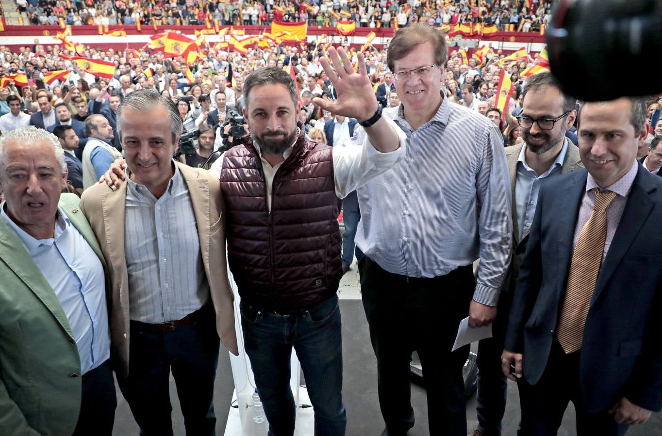 Unos 1.500 afines se dieron cita en la plaza de toros cubierta de la localidad que cantaron 'El novio de la muerte' antes de hacer acto de presencia Abascal y que escucharon en pie y en absoluto silencio el himno de España al término del acto