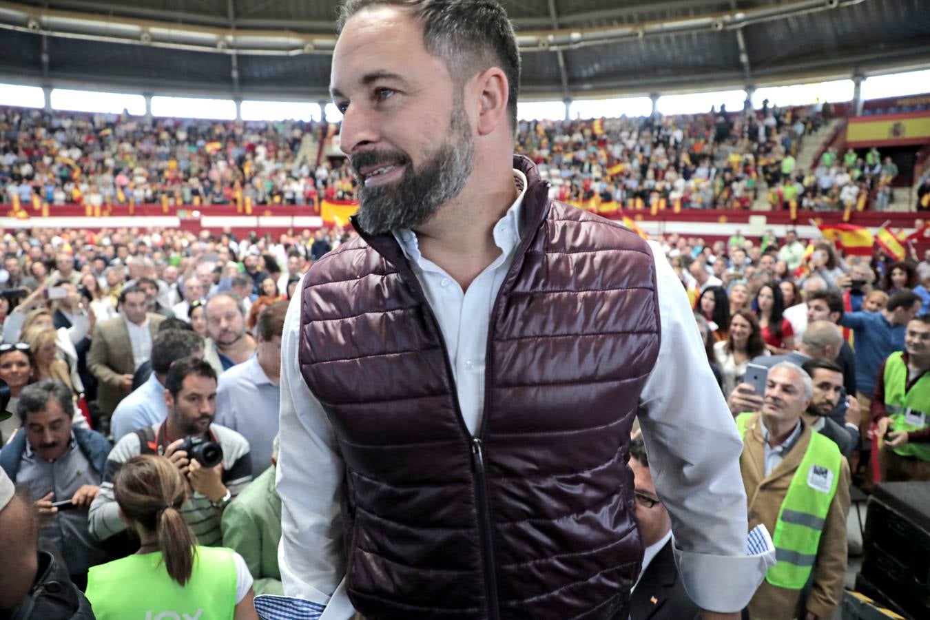 Unos 1.500 afines se dieron cita en la plaza de toros cubierta de la localidad que cantaron 'El novio de la muerte' antes de hacer acto de presencia Abascal y que escucharon en pie y en absoluto silencio el himno de España al término del acto