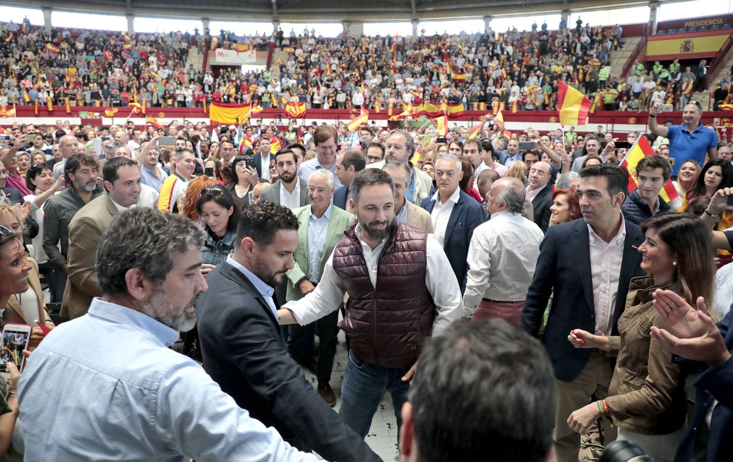 Unos 1.500 afines se dieron cita en la plaza de toros cubierta de la localidad que cantaron 'El novio de la muerte' antes de hacer acto de presencia Abascal y que escucharon en pie y en absoluto silencio el himno de España al término del acto