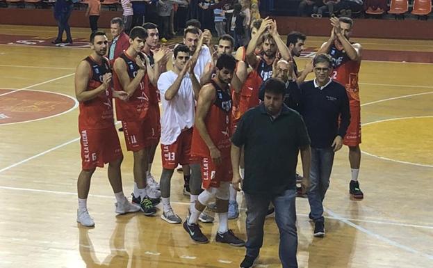 Los jugadores del CB La Flecha, agrupados, celebrando el triunfo al final del encuentro y dedicándoselo a su afición desplazada a Burgos. 