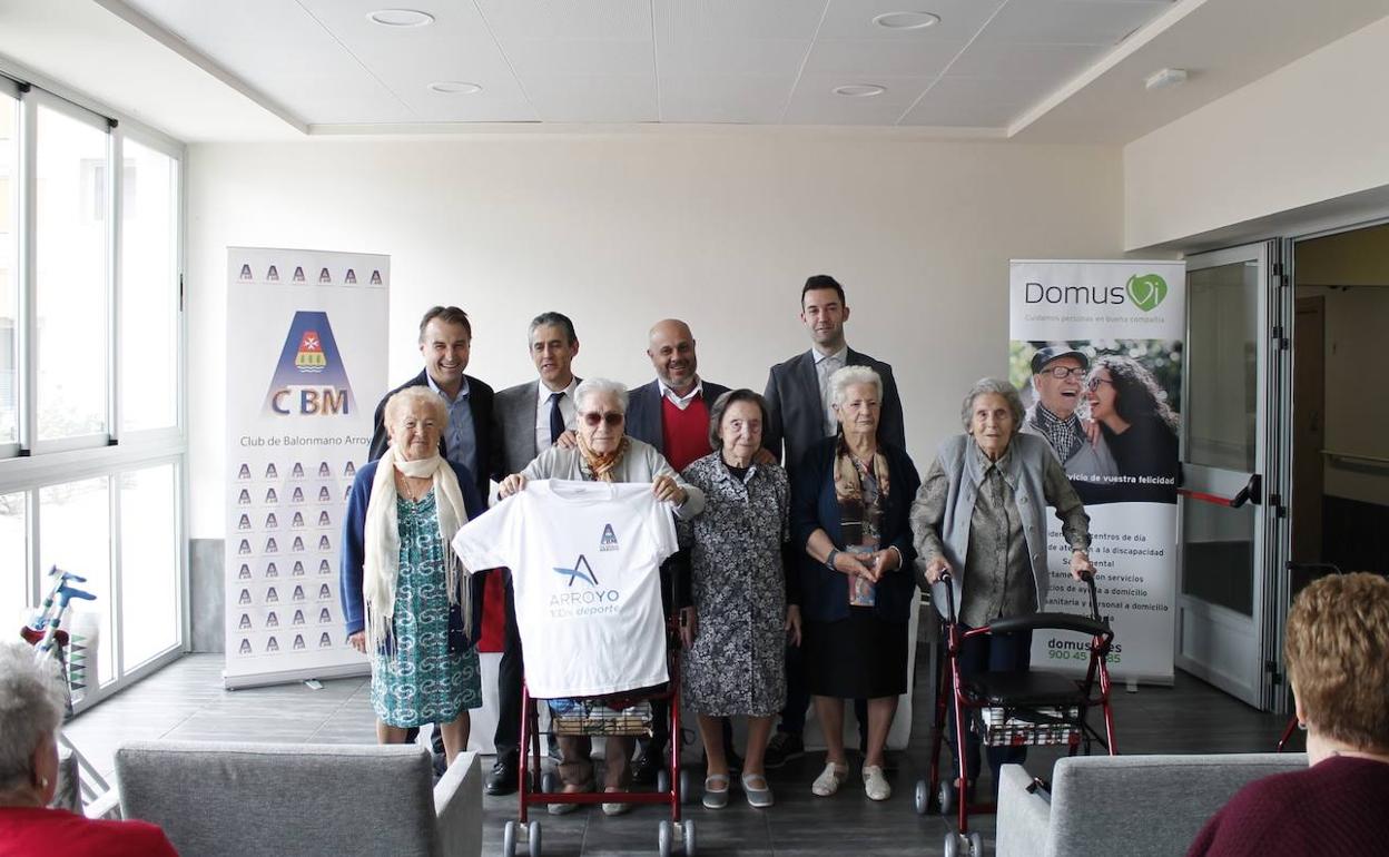 Firmantes del convenio junto con varios residentes en Domusvi de Arroyo. 