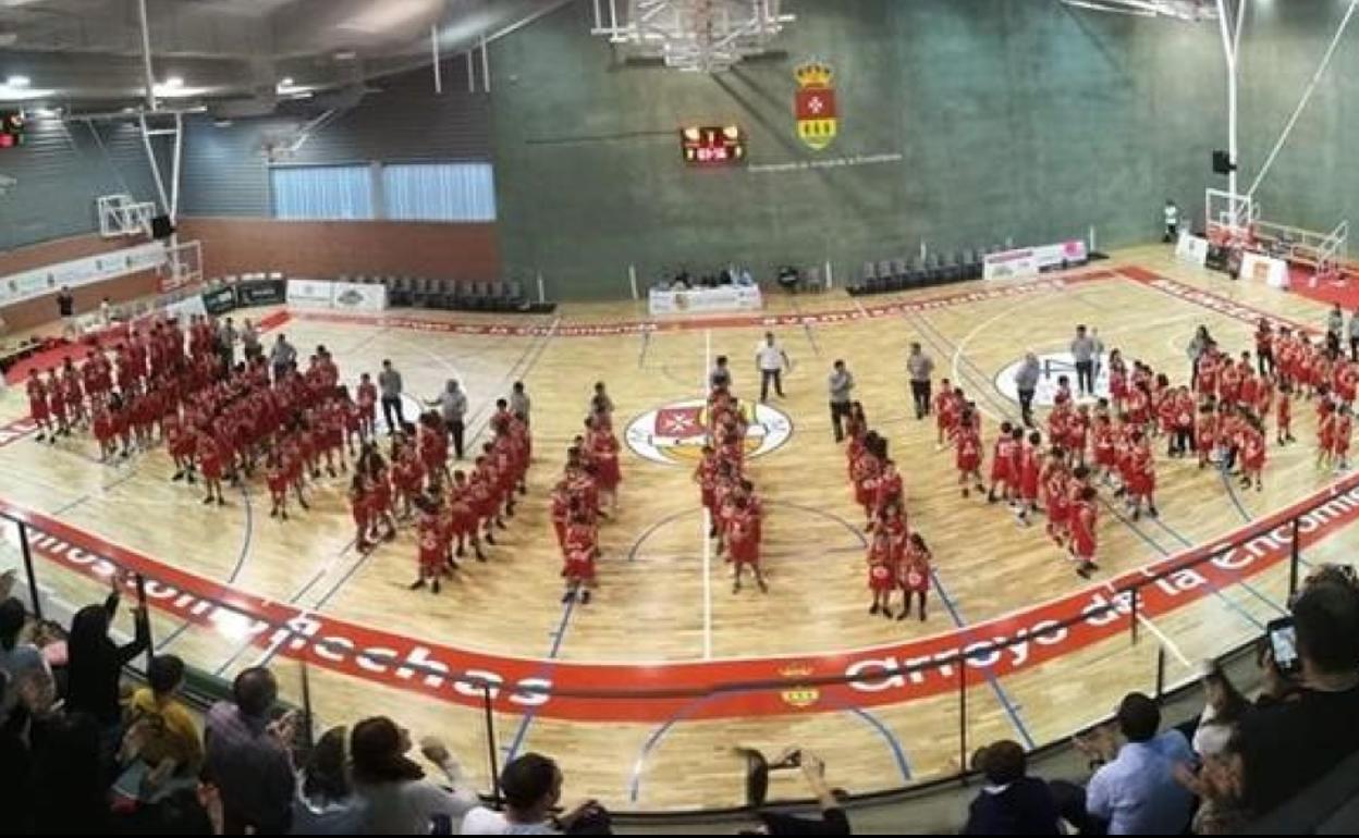 Presentación de los equipos de cantera al descanso del partido. 