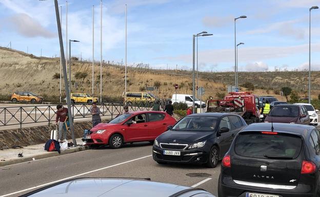 El accidente generó retenciones en los accesos al centro comercial. 