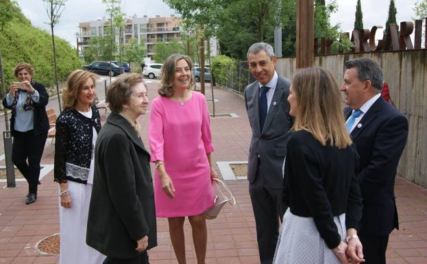 Maragarita Salas con el equipo directivo de su colegio en La Vega. 