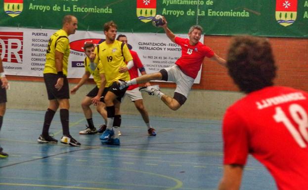 Lanzamiento a portería de uno de los laterales del Balonmano Arroyo. 