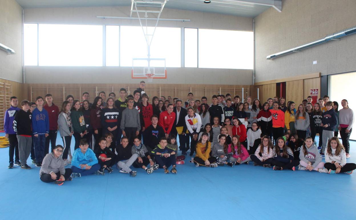 Los alumnos del nuevo IESO Arroyo con ambas deportistas. 