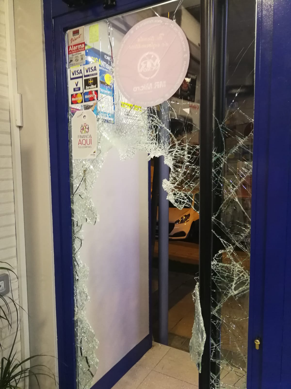 BMW calcinado en las proximidades del río Pisuerga y del frontón de Arroyo núcleo. 