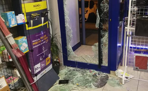 Puerta de Infoarroyo reventada. 