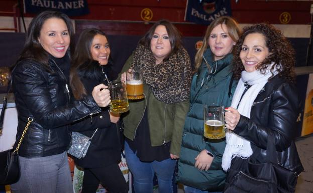 Un grupo de amigas en la fiesta de la cerveza de Arroyo. 