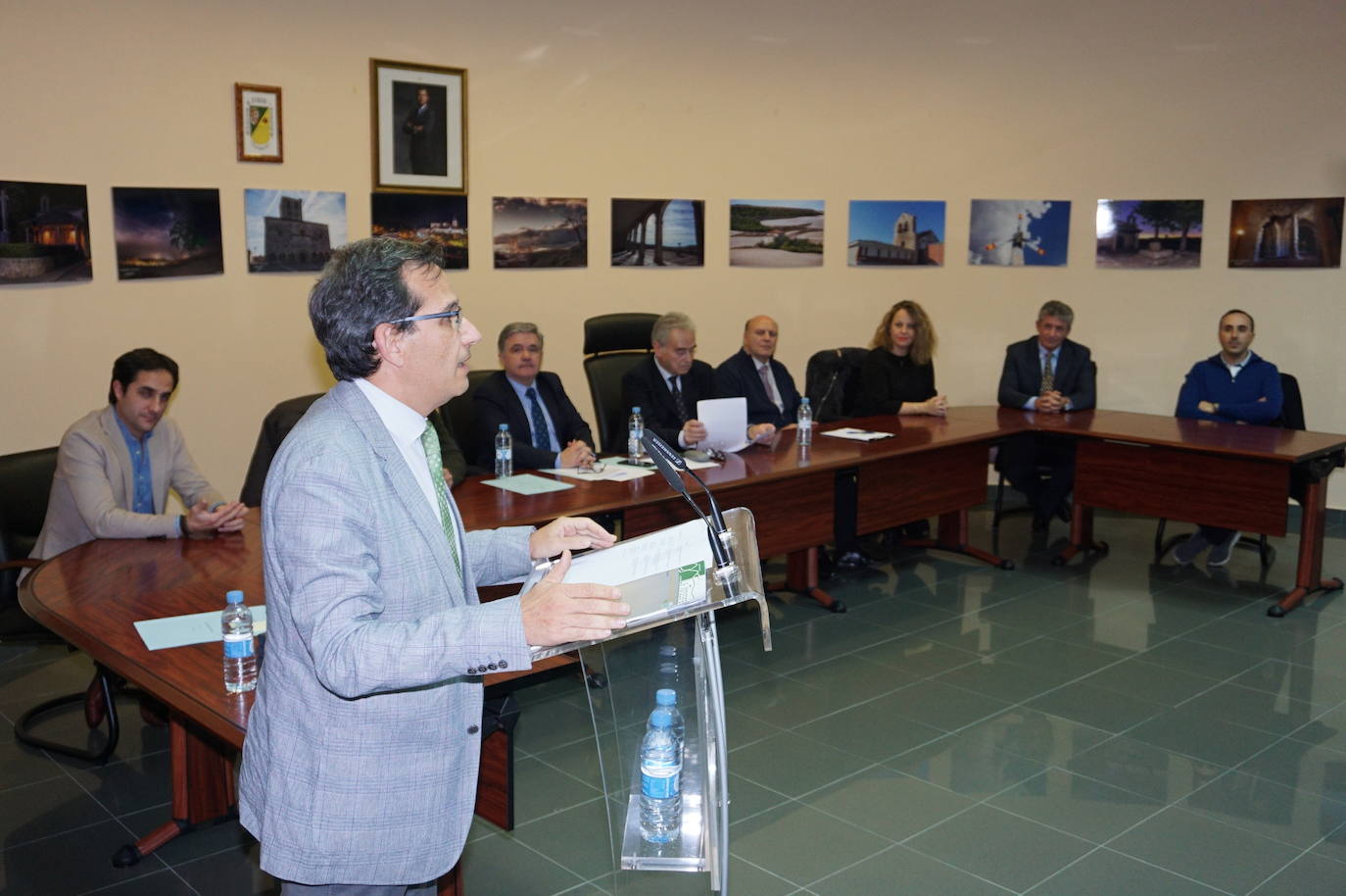 Emocionante acto de reconocimiento en la sede de la Mancomunidad Torozos en Arroyo de la Encomienda a la Guardia Civil con presencia de todos los alcaldes. 