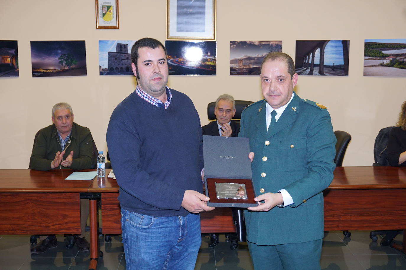 Emocionante acto de reconocimiento en la sede de la Mancomunidad Torozos en Arroyo de la Encomienda a la Guardia Civil con presencia de todos los alcaldes. 