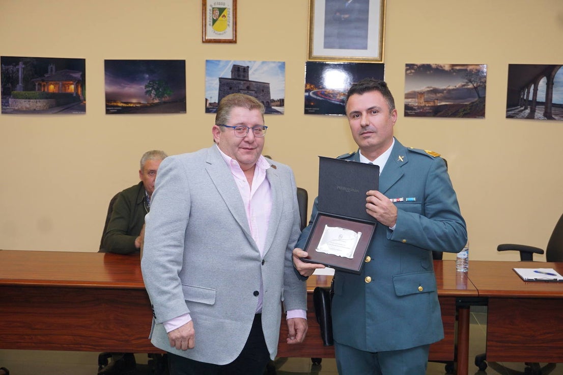 Emocionante acto de reconocimiento en la sede de la Mancomunidad Torozos en Arroyo de la Encomienda a la Guardia Civil con presencia de todos los alcaldes. 