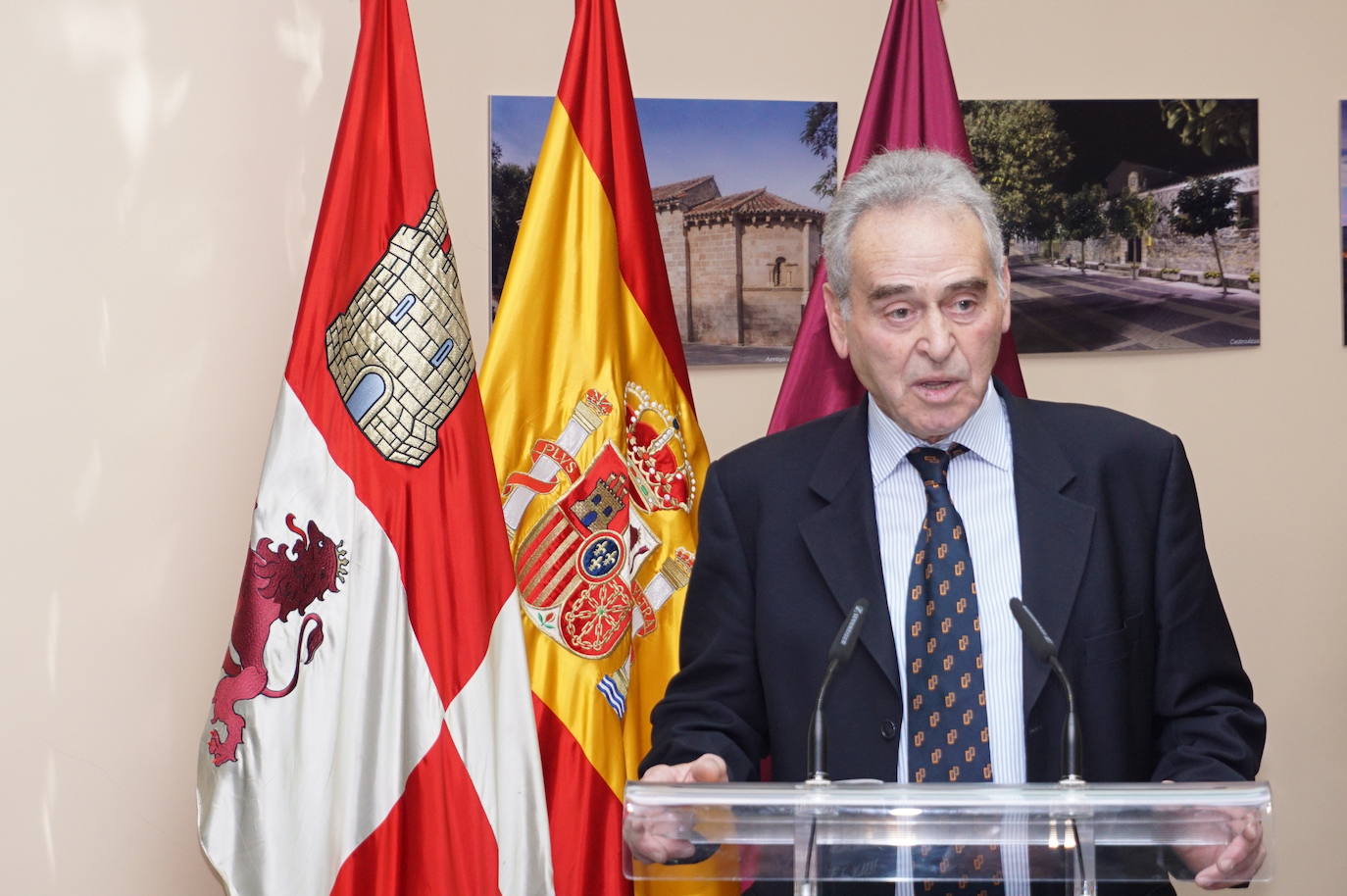 Emocionante acto de reconocimiento en la sede de la Mancomunidad Torozos en Arroyo de la Encomienda a la Guardia Civil con presencia de todos los alcaldes. 