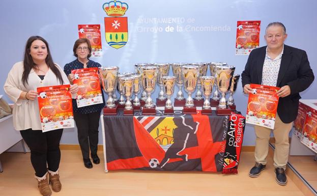 Trofeos que recibirán los distintos campeones por categorías del torneo de fútbol provincial de Navidad de Arroyo. 