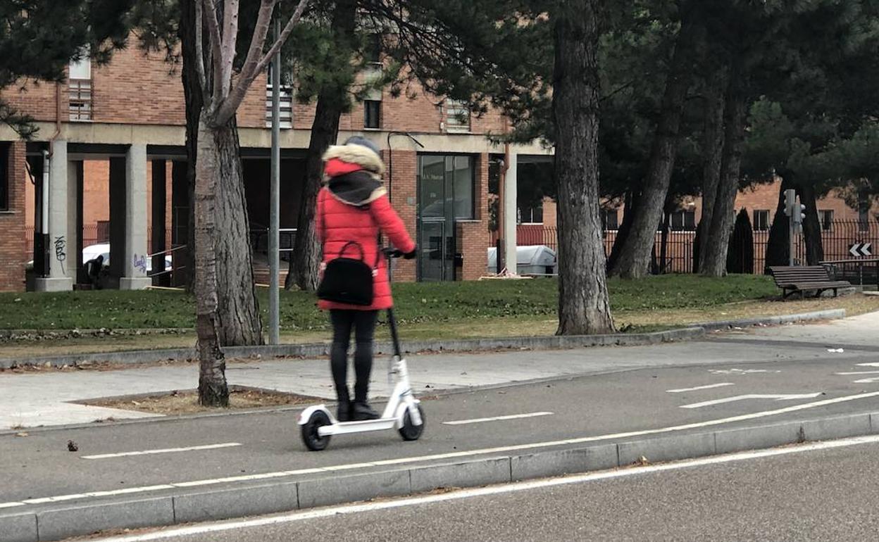 Una usuaria circula en patinete eléctrico por el carril bici que conduce a Arroyo de la Encomienda. 