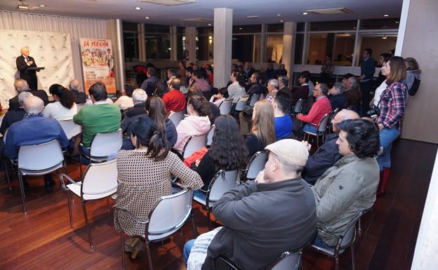 Año tras año se llena la sala de la Casa de Cultura de La Flecha donde se presenta el cartel. 