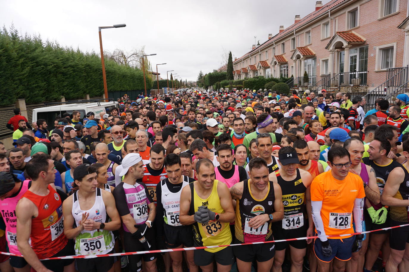 Los alegres y divertidos disfraces cobran protagonismo cada año en la Carrera del Turrón de Arroyo. 