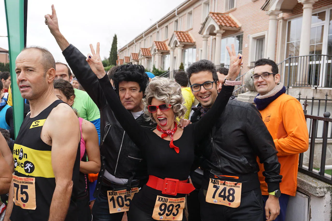 Los alegres y divertidos disfraces cobran protagonismo cada año en la Carrera del Turrón de Arroyo. 