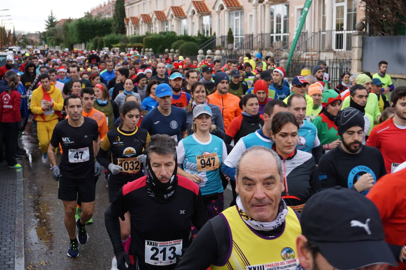 Los alegres y divertidos disfraces cobran protagonismo cada año en la Carrera del Turrón de Arroyo. 