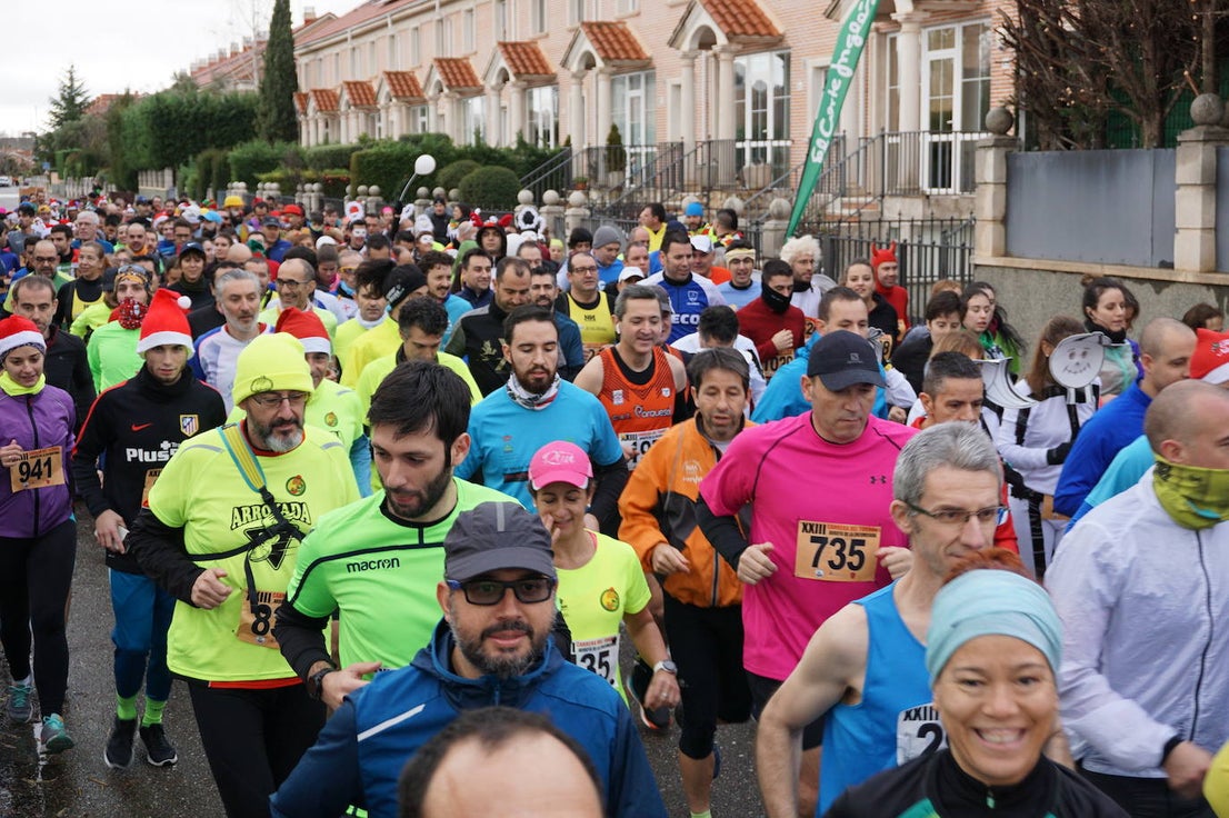 Los alegres y divertidos disfraces cobran protagonismo cada año en la Carrera del Turrón de Arroyo. 
