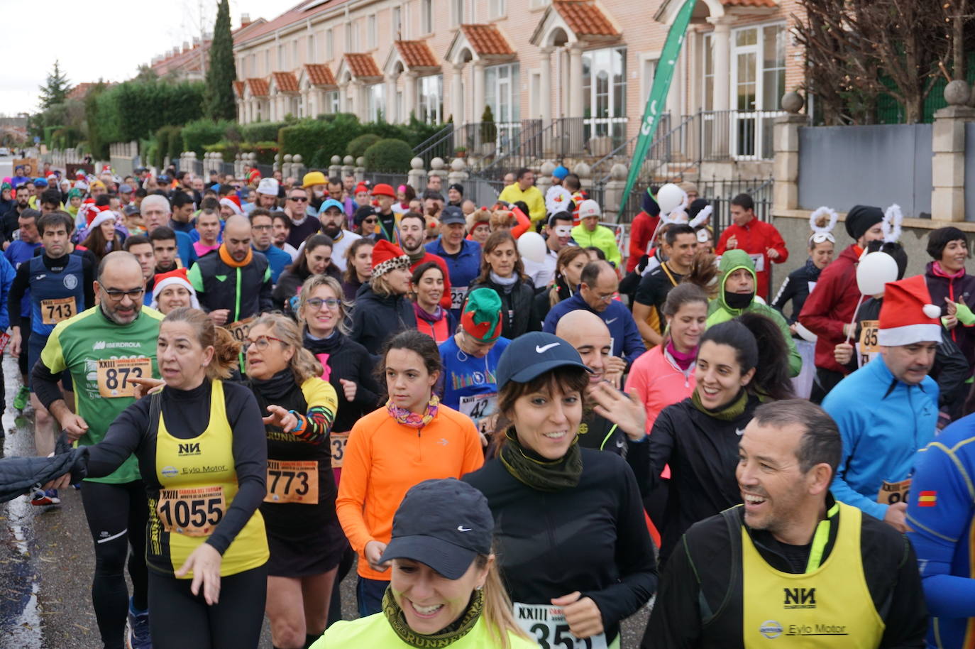 Los alegres y divertidos disfraces cobran protagonismo cada año en la Carrera del Turrón de Arroyo. 