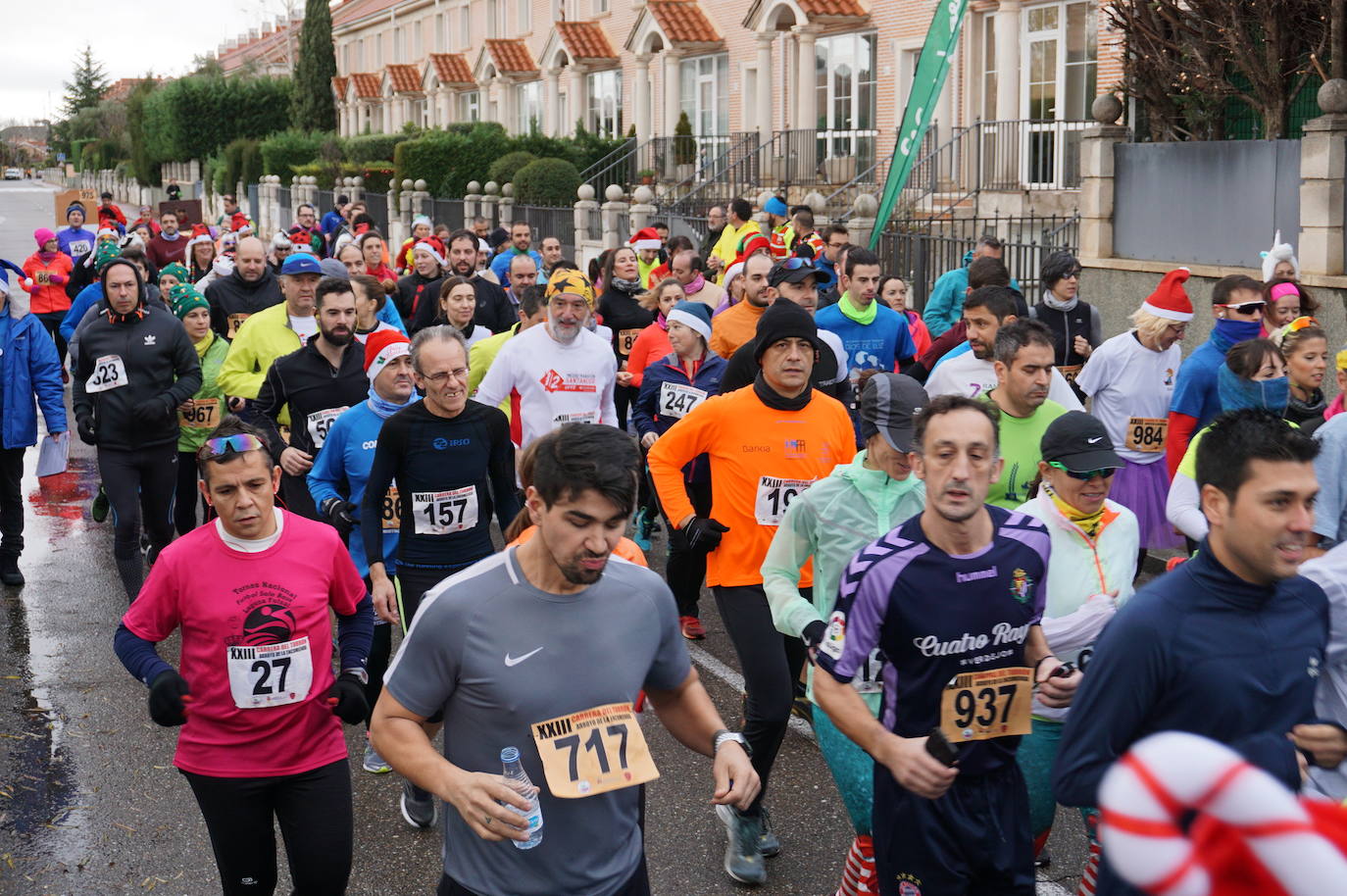 Los alegres y divertidos disfraces cobran protagonismo cada año en la Carrera del Turrón de Arroyo. 