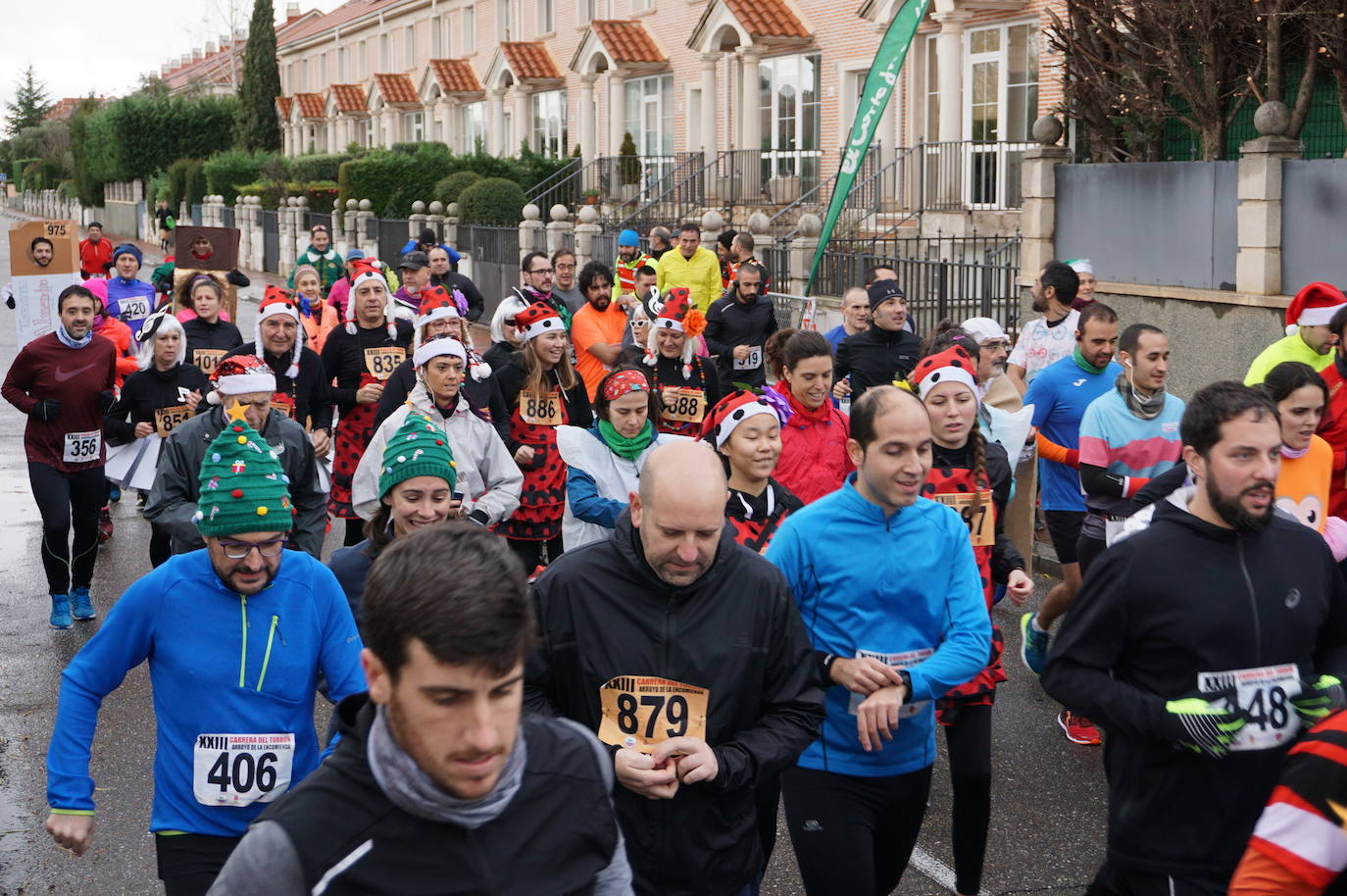 Los alegres y divertidos disfraces cobran protagonismo cada año en la Carrera del Turrón de Arroyo. 